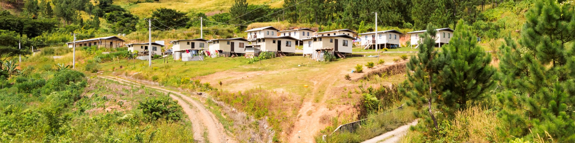 Ein Dorf, bestehend aus einer kleinen Häusergruppe, wurde umgesiedelt und steht nun an einem Berghang.