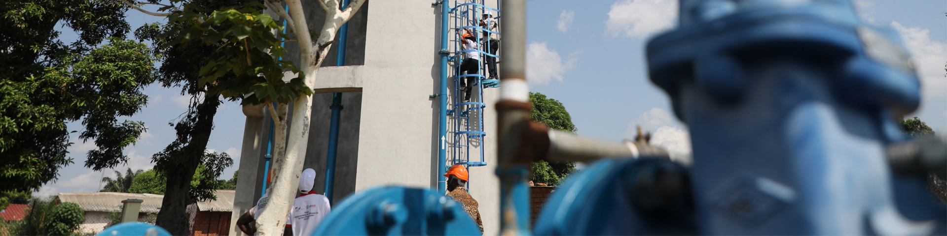 Arbeiter*innen steigen auf einen Wasserturm. © GIZ / Frank Ribas