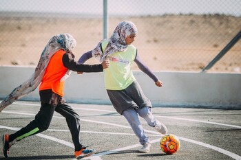 Fußballspielende Mädchen im Zaatari Camp