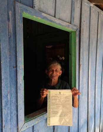 Die Teilnehmerin eines Mutirãos in Para hat durch das vom BMZ unterstützte Vorhaben Terra Legal ihren Landtitel erhalten. © SERFAL