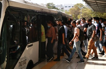 Menschen steigen in einen öffentlichen Bus ein. Quelle: Productora Audiovisual Tres Hermanos de Colombia.
