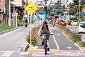 Ein Radfahrer nutzt den Radweg in einer Stadt. Quelle: Productora Audiovisual Mamá Sur de Colombia.