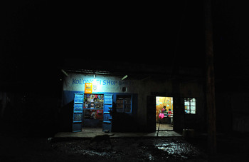 Kenya. Solar power provides light for businesses and households at night too. (© GIZ/Alex Kamweru)