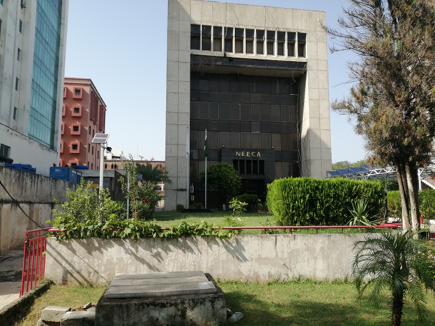 Das NEECA-Gebäude in Islamabad. Im Vordergrund ist eine Grünanlage zu sehen.