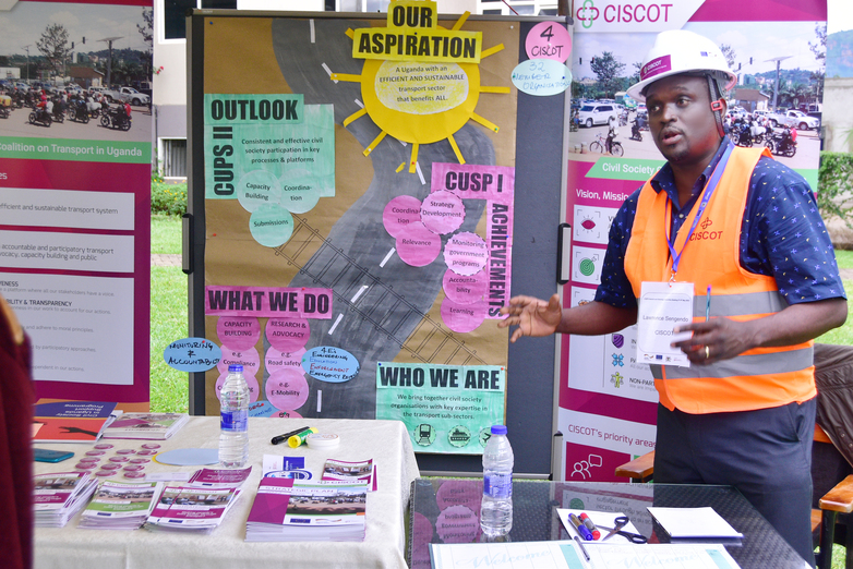 Ein Partner zeigt Grundsatz- und Wissensdokumente, die mit Hilfe des Programms zur Unterstützung der Zivilgesellschaft in Uganda (CUSP) entwickelt wurden.