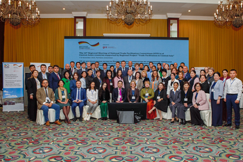 Teilnehmende des 10. Regionalen NTFC-Meeting in Taschkent, Usbekistan posieren für ein Gruppenbild. 