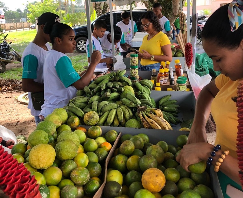 Lokaler Bauernmarkt in Bahia, auf dem Jugendliche und junge Erwachsene mitarbeiten (Foto: Wallace Santos)