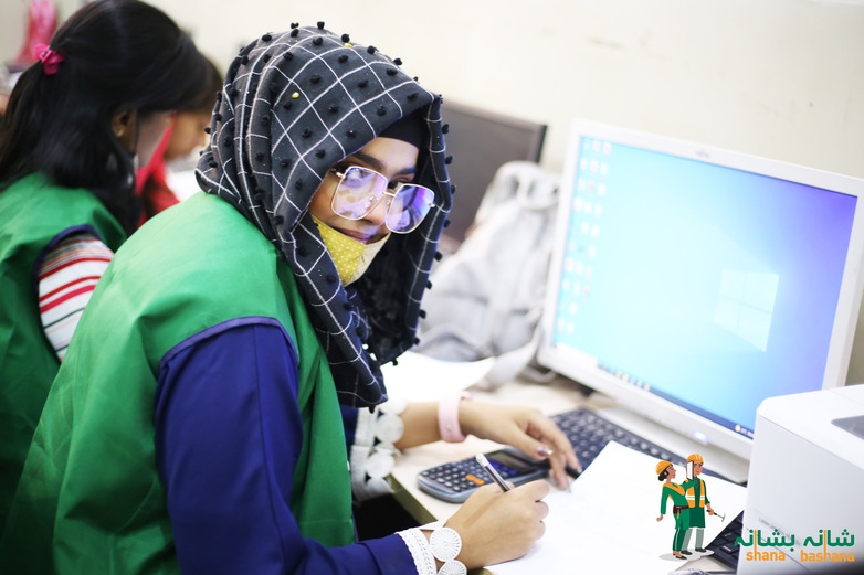Junge Frauen arbeiten an Computern.