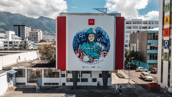 Fassade der Polytechnischen Universität Ecuadors mit einem Wandgemälde. © PreViMujer/GIZ (2022)