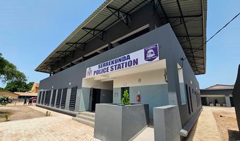 Eine Polizeistation in Gambia
