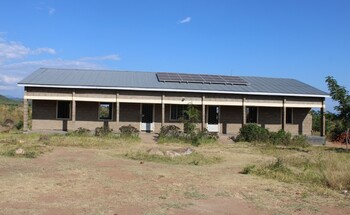 Ein Haus mit Solarkollektoren auf dem Dach.