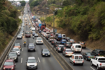 Viele Autos stehen im Stau auf einer Autobahn in Costa Rica