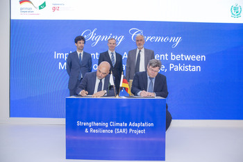Vertreter des pakistanischen Ministeriums für Klimawandel und der GIZ unterzeichnen die Umsetzungsvereinbarung für das Projekt.