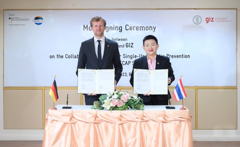 Vertreter*innen aus Deutschland und Thailand halten bei einer Unterzeichnungszeremonie Dokumente.