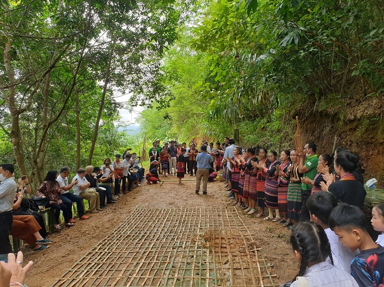 Chaipheth Phommachanh_Eine Delegation besucht ein Dorf, in dem das Vorhaben aktiv ist._Luang Prabang