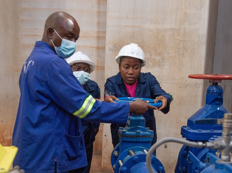 Angehende Wassertechnikerinnen im Wasserversorgungsbetrieb Lusaka. Copyright: GIZ / Esther Sinda