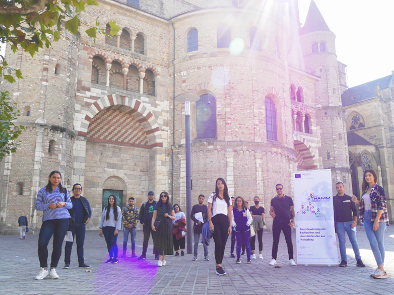 Eine Gruppe tunesischer Auszubildende während einer Willkommensveranstaltung vor dem Dom in Trier. © GIZ