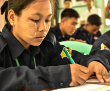 Myanmar. An der Berufsschule No 1 Industrial Training Center (ITC), Sinde, des Industrieministeriums lernen Auszubildende technisches Zeichen. © GIZ / Jessica Nixon
