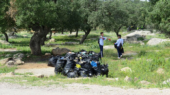 Jordanien. Entsorgungsaktion in einem Naherholungsgebiet. Durch diese Maßnahmen wird gleichzeitig das Umweltbewusstsein geschult. © GIZ
