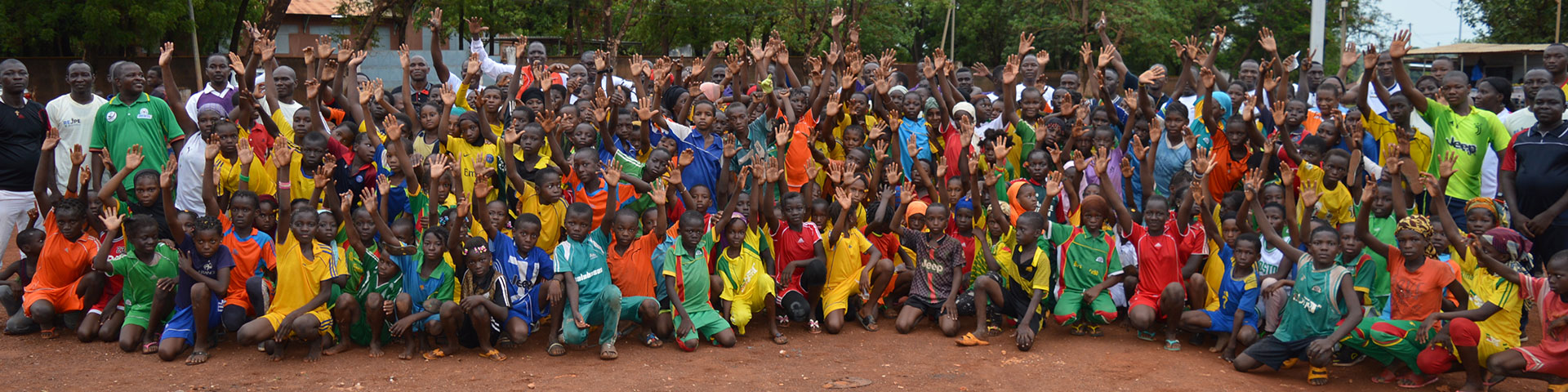 Viele Kinder in Sportkleidung haben sich für ein Gruppenbild versammelt.