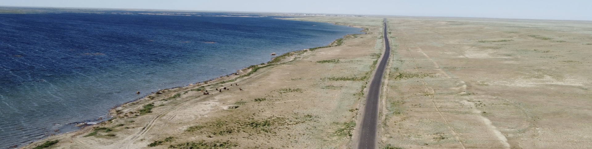 Eine Straße entlang des Aralsees