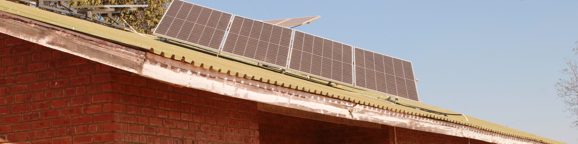 Ein Gebäude im ländlichen Raum mit Solarzellen.