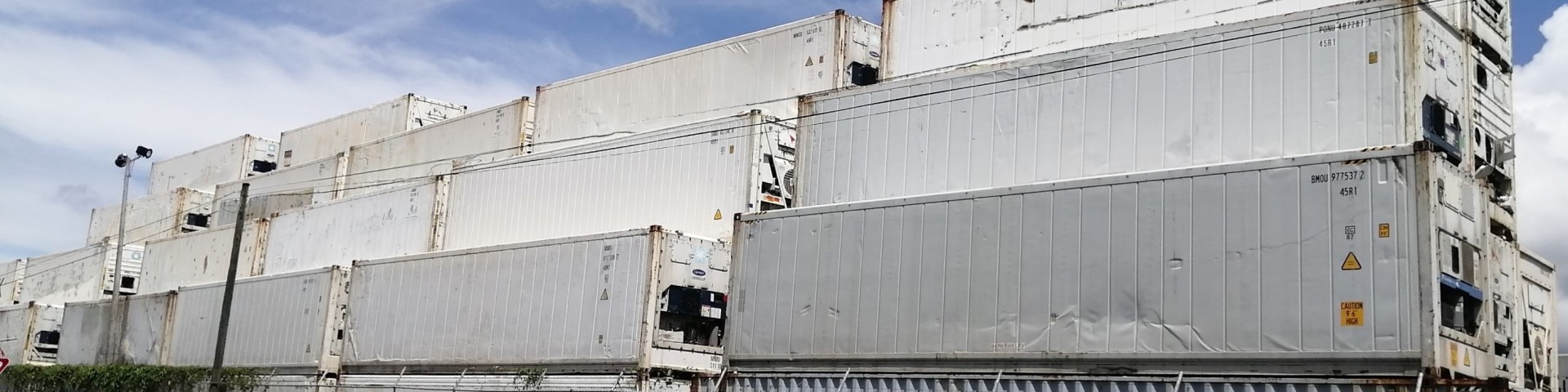 Mehrere weiße Kühlcontainer sind übereinander gestapelt.