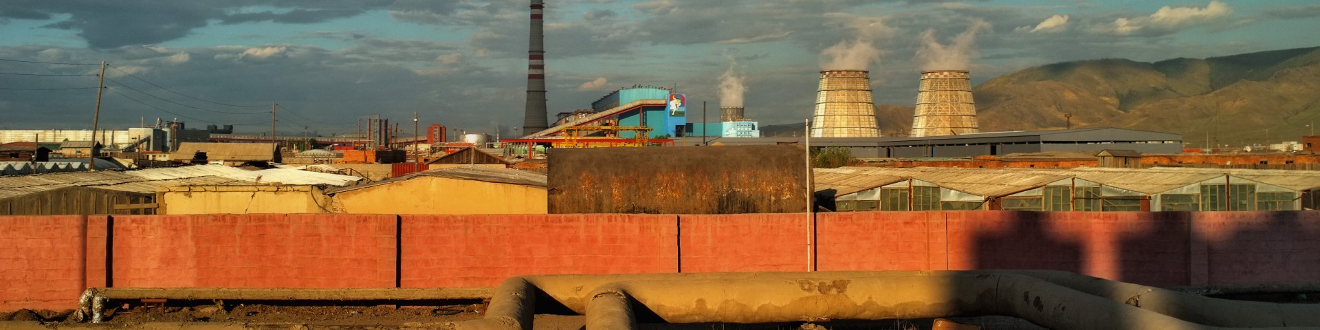 Industrieanlagen mit Schornsteinen im Hintergrund