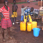 Burkina Faso. Trinkwasserversorgung. Kinder füllen Kanister an einer öffentlichen Zapfstelle. © GIZ