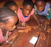 Guinea. Lernspiele bringen Spaß am Lernen in den Schulalltag. Guineische Mädchen im Unterricht. © GIZ