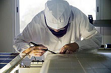 MENA-Region (RE-ACTIVATE). Eine Arbeiterin beschichtet ein Photovoltaik-Modul. (Foto: C. Weinkopf) © GIZ