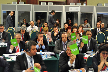Netzwerk der Gemeindeverbände Südosteuropas. Abstimmung über die neue NALAS- Strategie während der Generalversammlung in Skopje. © GIZ