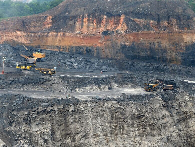 Blick auf ein Kohlebergwerk in Jharkhand (Indien). 