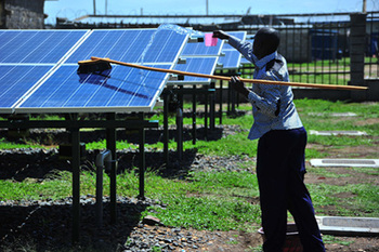Talek, Kenia: Solarmodule einer Dorfstromanlage werden gereinigt. © GIZ
