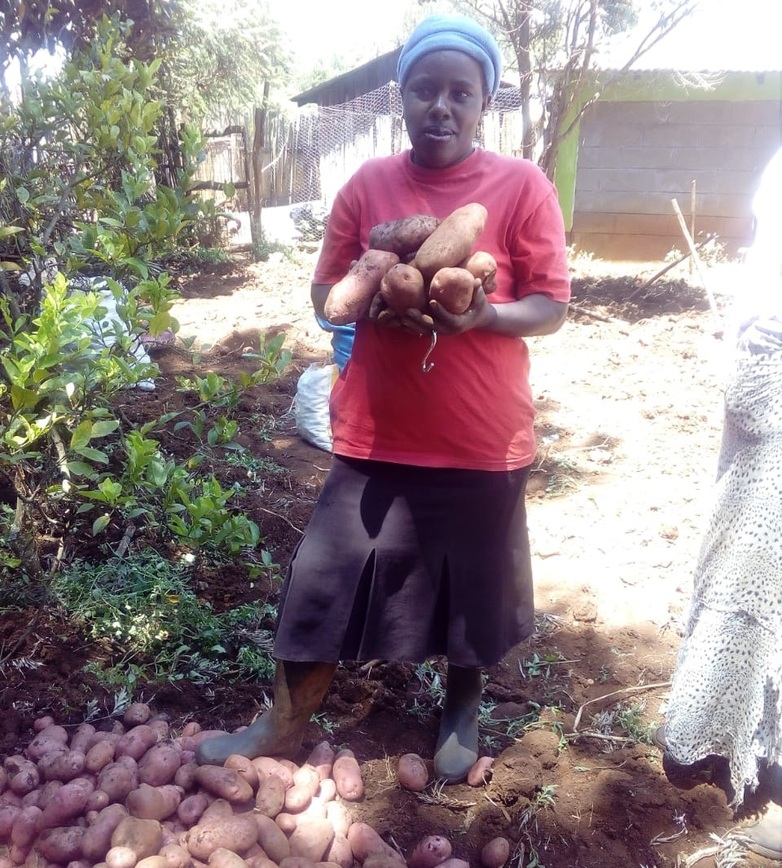 giz2023-image-farmer-lady-mary-muthama-with-potato