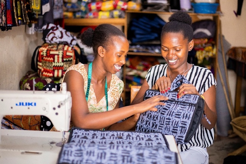 Zwei Unternehmerinnen bei der Produktion von Taschen. Copyright: GIZ / Yves Sangwa