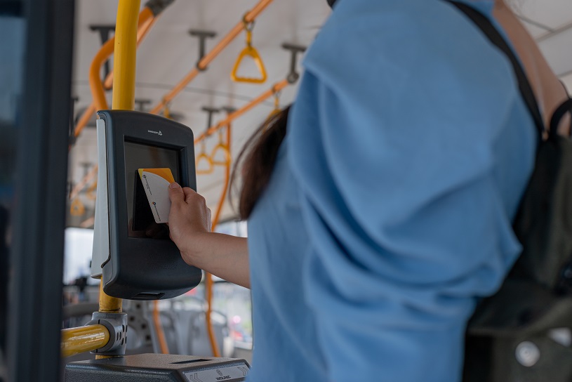 Technologie im öffentlichen Verkehrsbetrieb: Kartenzahlung in öffentlichen Bussen. © GIZ / Juan Campos