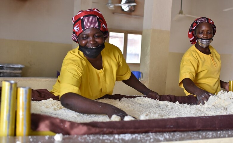 Zwei Frauen verarbeiten Cassava