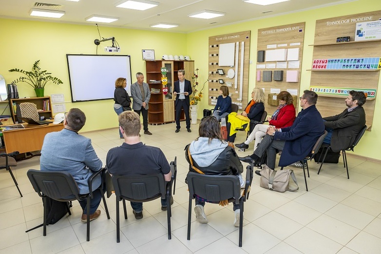 Die Direktion der Constantin Spataru Schule hält eine Präsentation vor mehreren Menschen