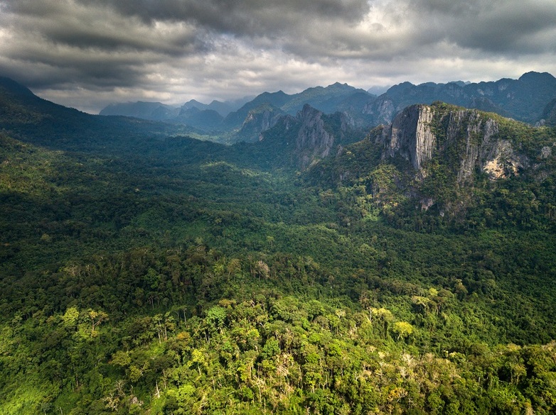 Die mehrere hundert Meter hohen Karstfelsen sind Teil des außergewöhnlichen universellen Wertes des Hin Nam No-Nationalparks. Photo: GIZ/Ryan Deboodt 