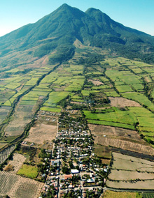El Salvador. Siedlungen am Hang des Vulkan Chichontepec © GIZ