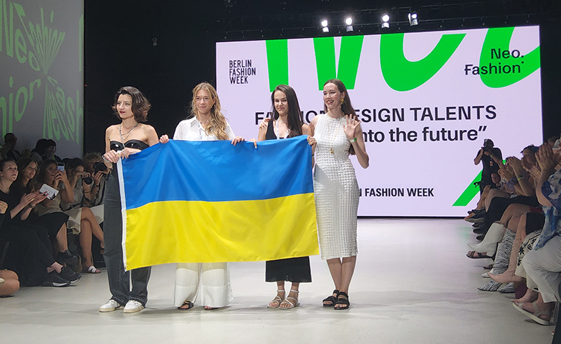 Eine Gruppe von Frauen, die eine ukrainische Fahne halten.