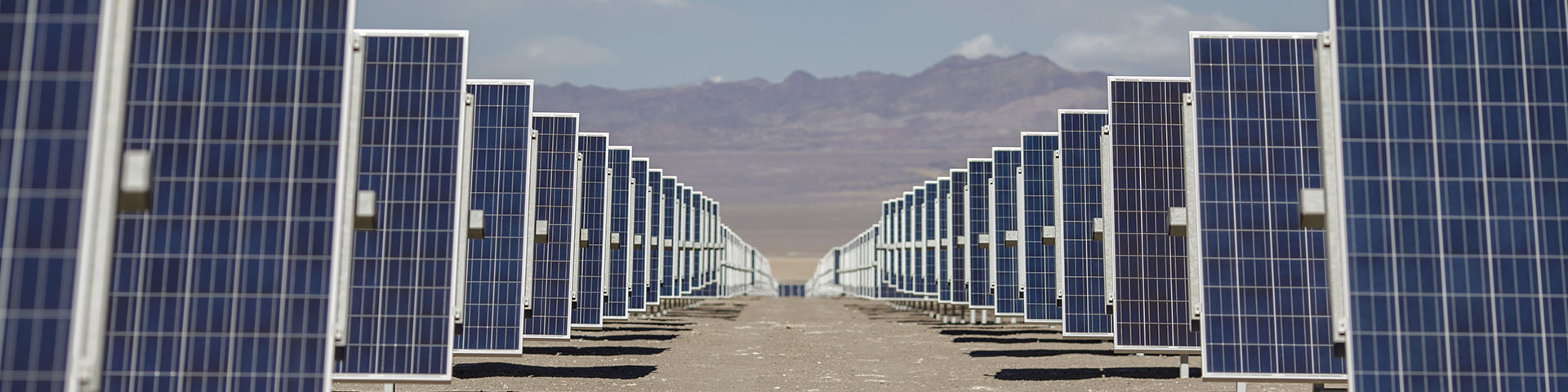 Numerous photovoltaic modules stand one behind the other in a solar park. Copyright: GIZ