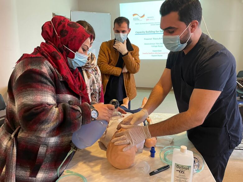 Healthcare workers practice at a training event. Copyright: GIZ