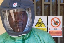 Expert local en tenue de protection pendant un exercice de simulation sur les risques biologiques. © GIZ