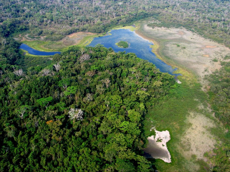 - El lago El Yesal en la Reserva de la biosfera maya de Guatemala