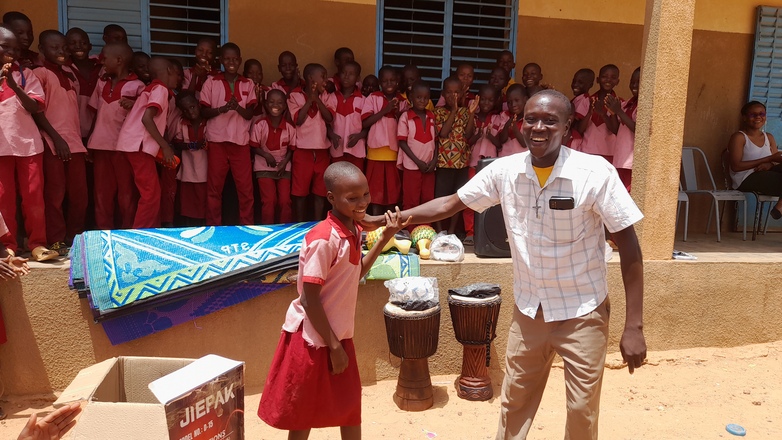 A teacher and a displaced student are pleased to receive educational and recreational materials at their primary school in Kaya. © GIZ
