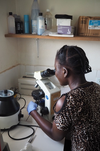 Liberia. Laboratory aide in a health centre in South-East Liberia. © GIZ / Viktor Siebert