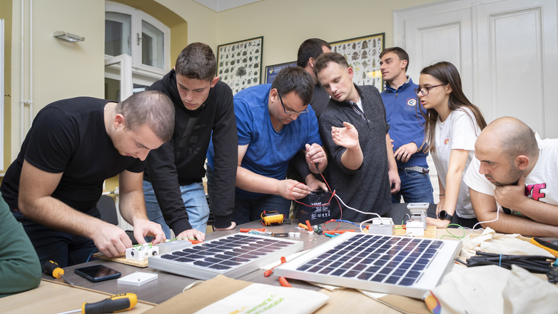 Young people take part in a training course on the subject of solar systems.