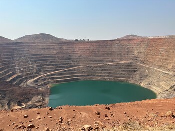 Die Mutanda Mine in der Demokratischen Republik Kongo mit typischen Minenstufen und einem Wasserbecken.